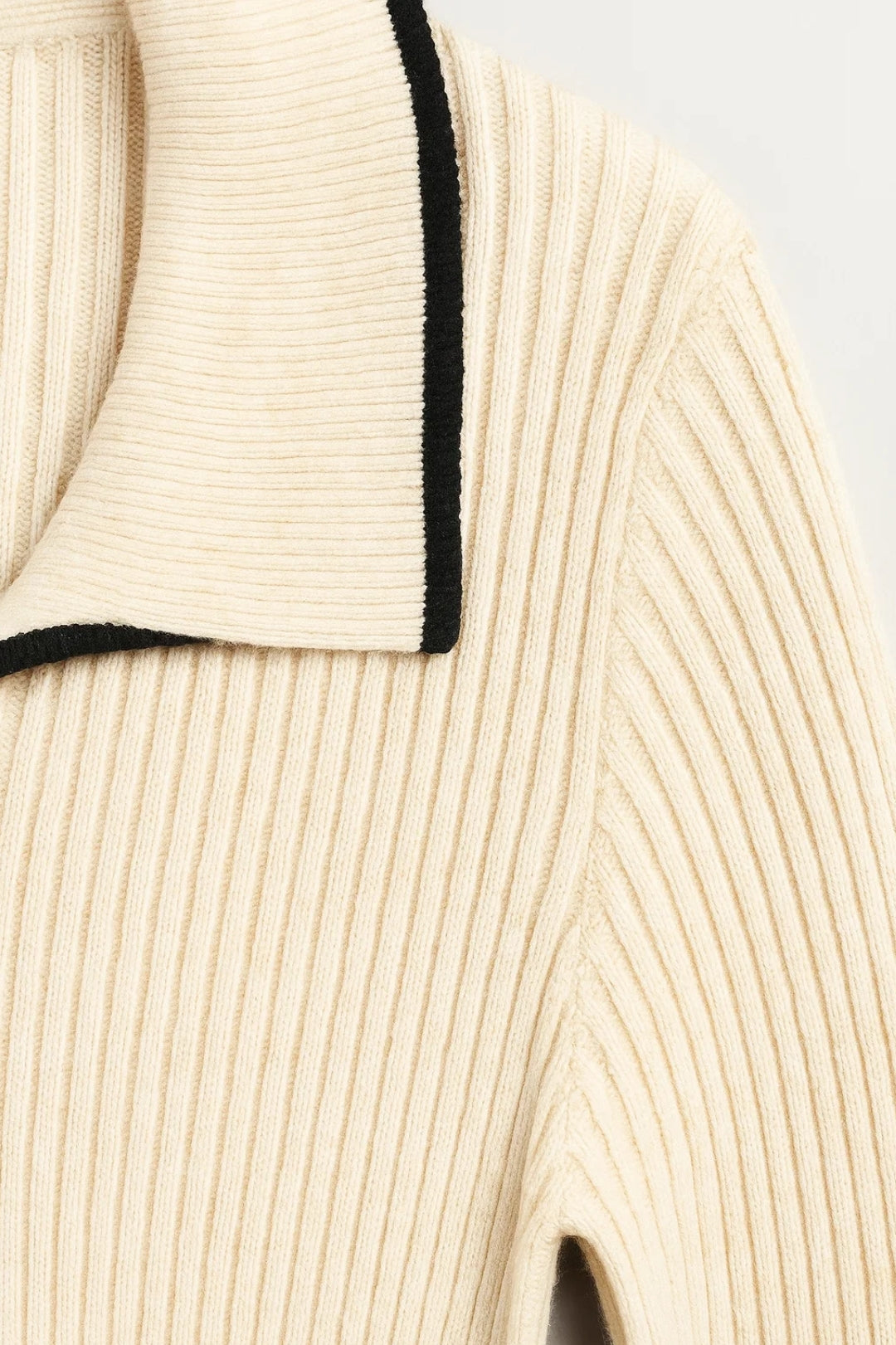 Long ribbed knit dress | Contrast collar | Elegant and enveloping