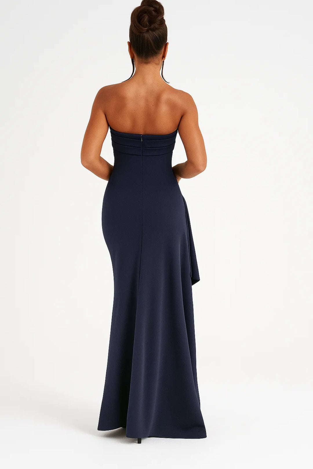 Long dress with side slit and ruffle | Strapless | Fitted style