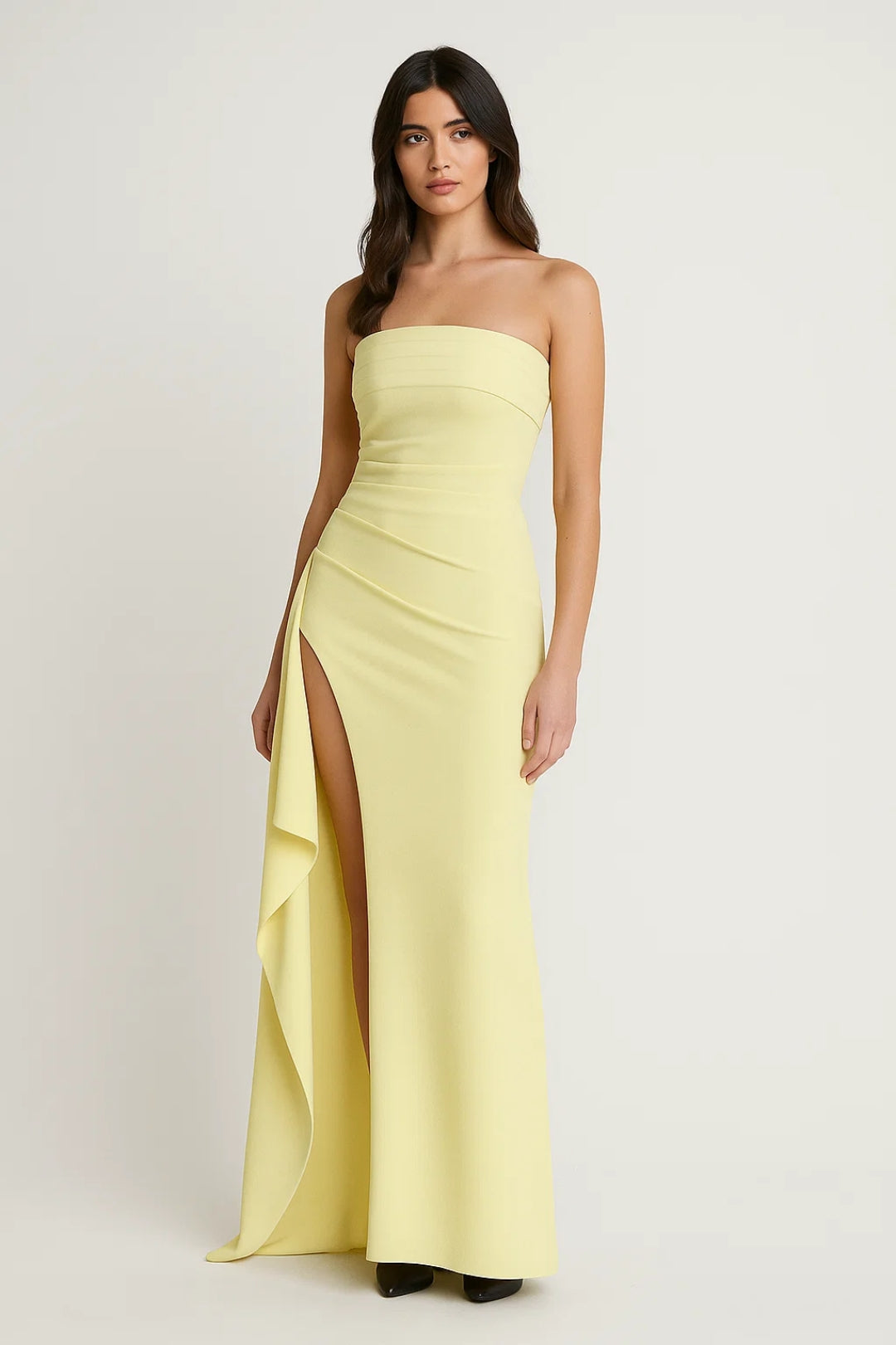 Long dress with side slit and ruffle | Strapless | Fitted style
