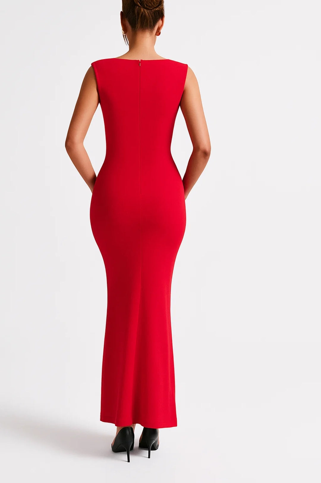 Long fitted dress with wide straps and square neckline | Minimalist elegance