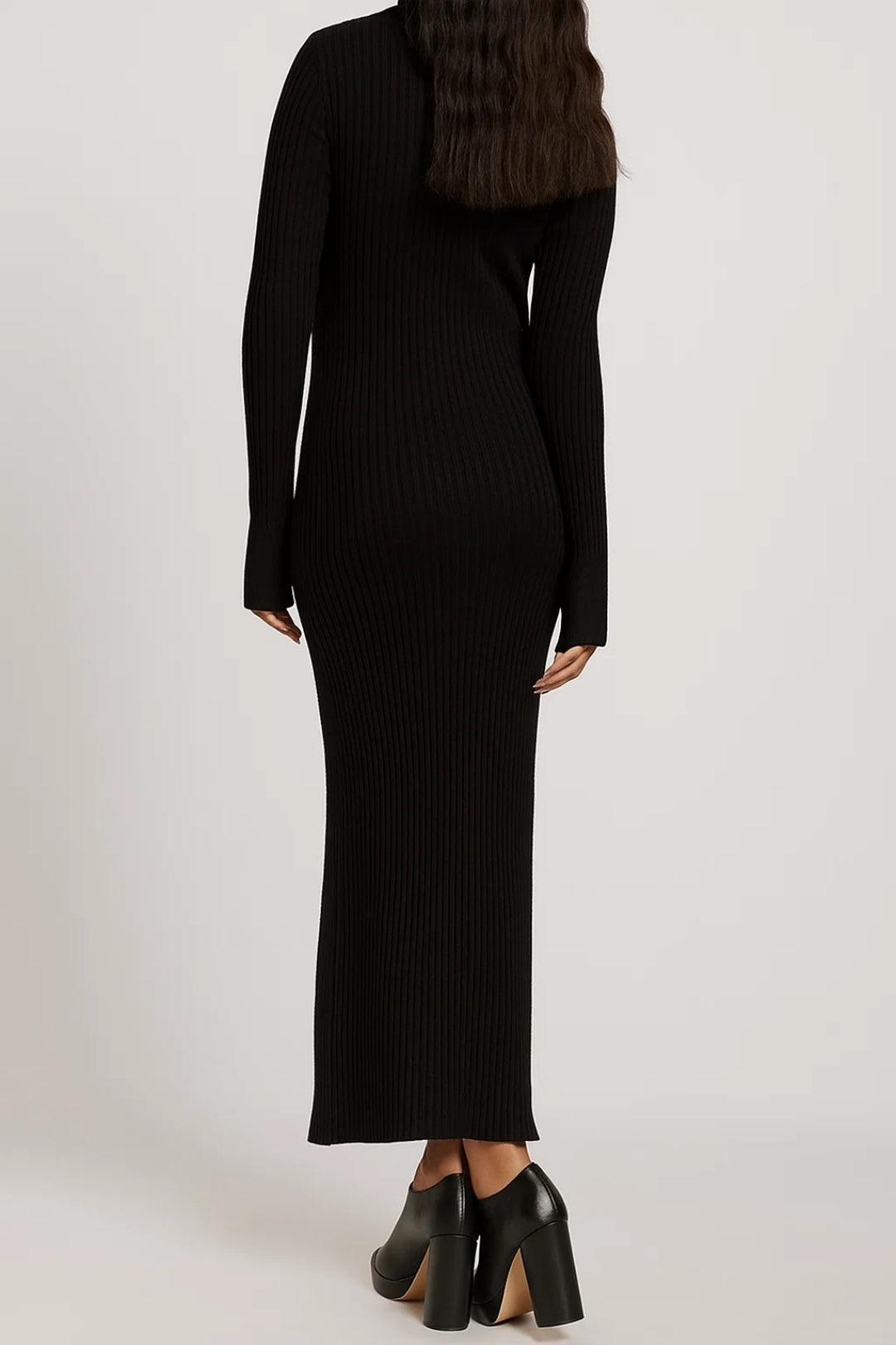 Long ribbed knit dress | Deep V-neck | Flared long sleeves