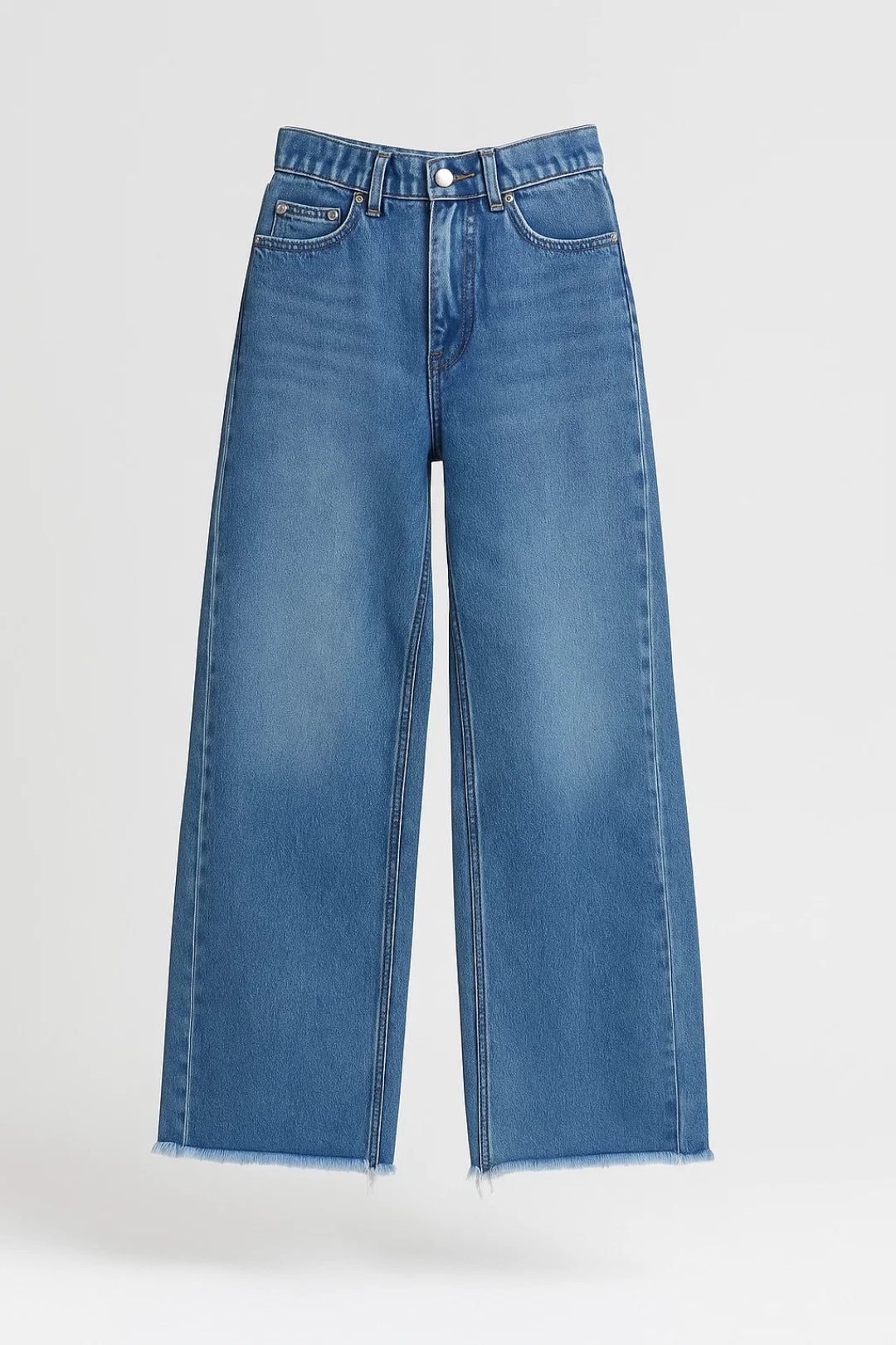 High-waisted jeans with frayed hem and wide leg | Casual style with character