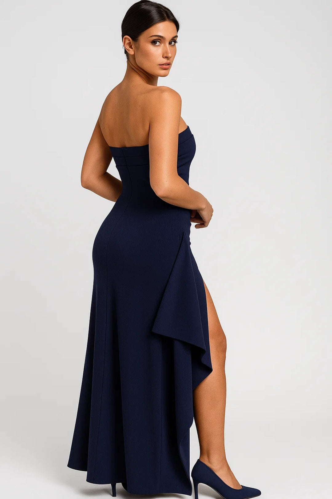 Long dress with side slit and ruffle | Strapless | Fitted style