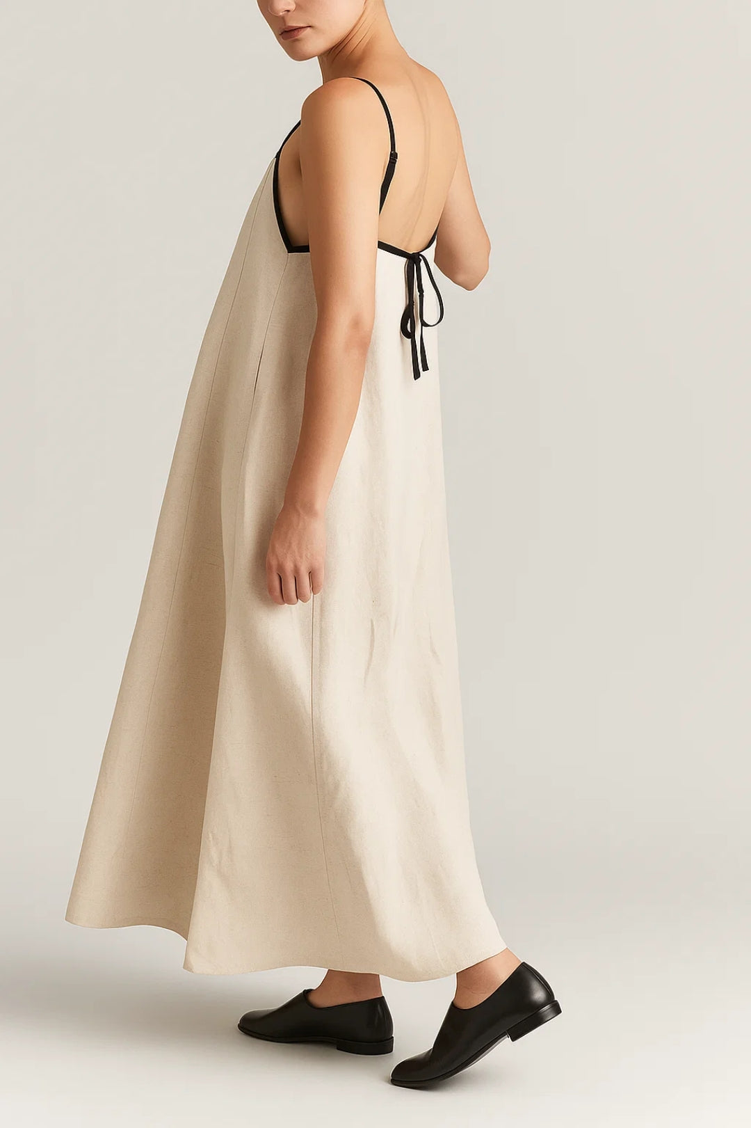 Long dress with thin straps and contrasting edges | Wide and minimalist fit