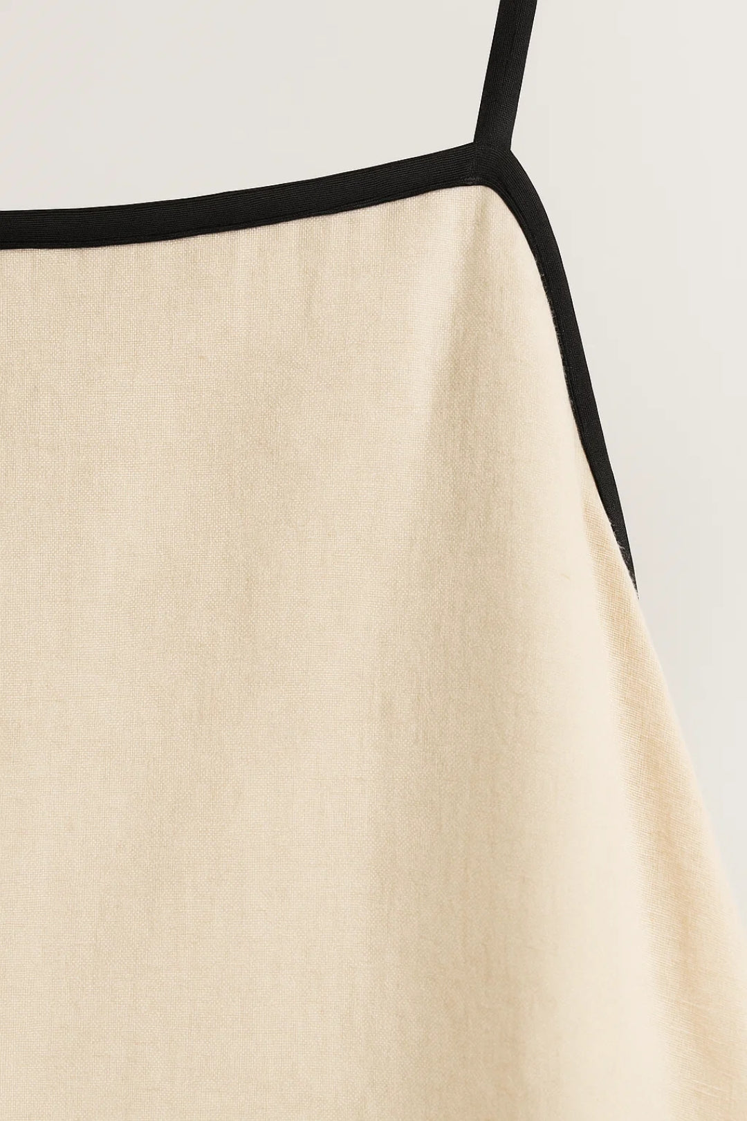 Long dress with thin straps and contrasting edges | Wide and minimalist fit