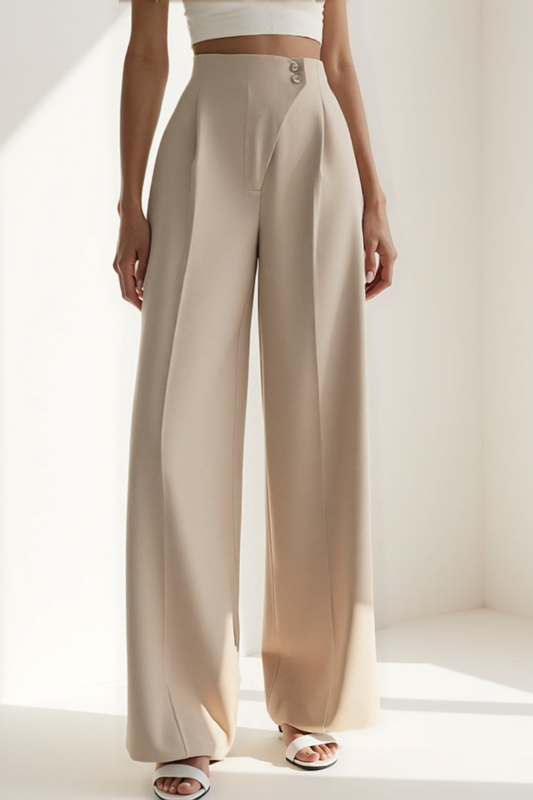 Wide-leg trousers in fluid fabric | High waist | Closure with decorative buttons