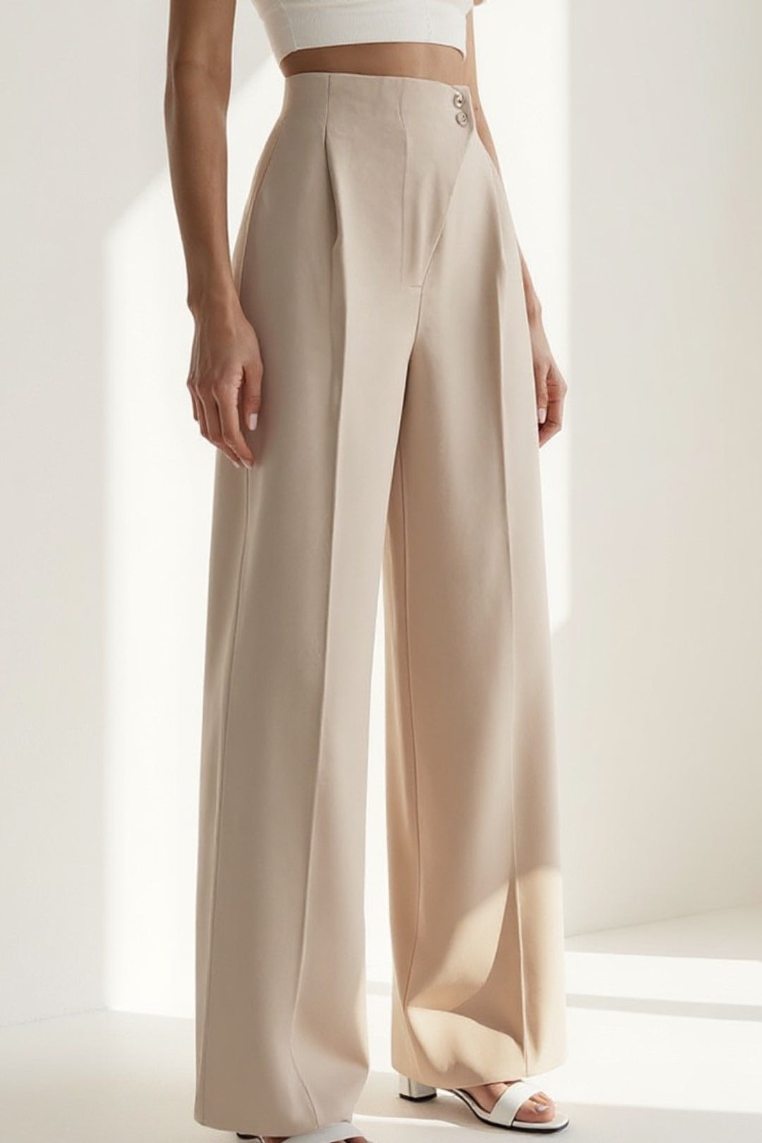 Wide-leg trousers in fluid fabric | High waist | Closure with decorative buttons