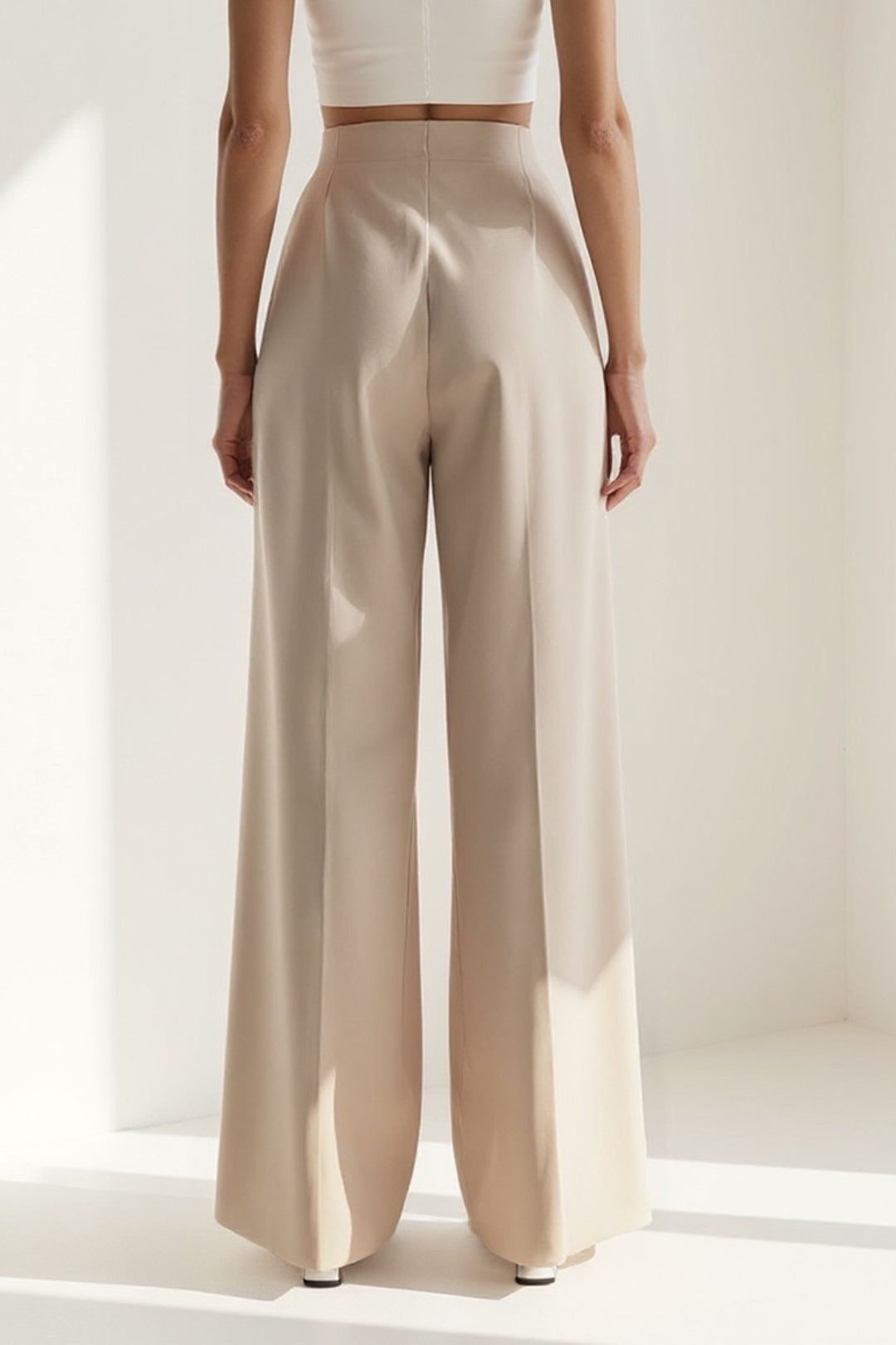 Wide-leg trousers in fluid fabric | High waist | Closure with decorative buttons