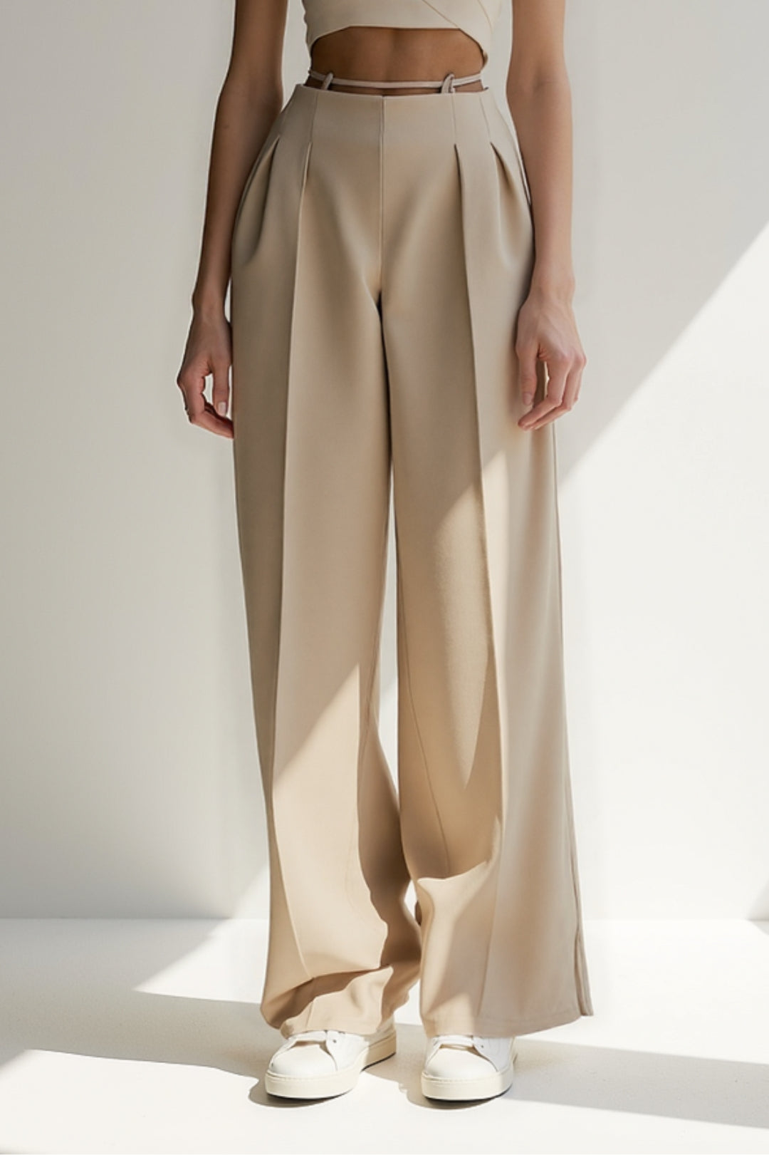 Wide-leg trousers with a thin belt | Elegant pleats | Sophisticated design