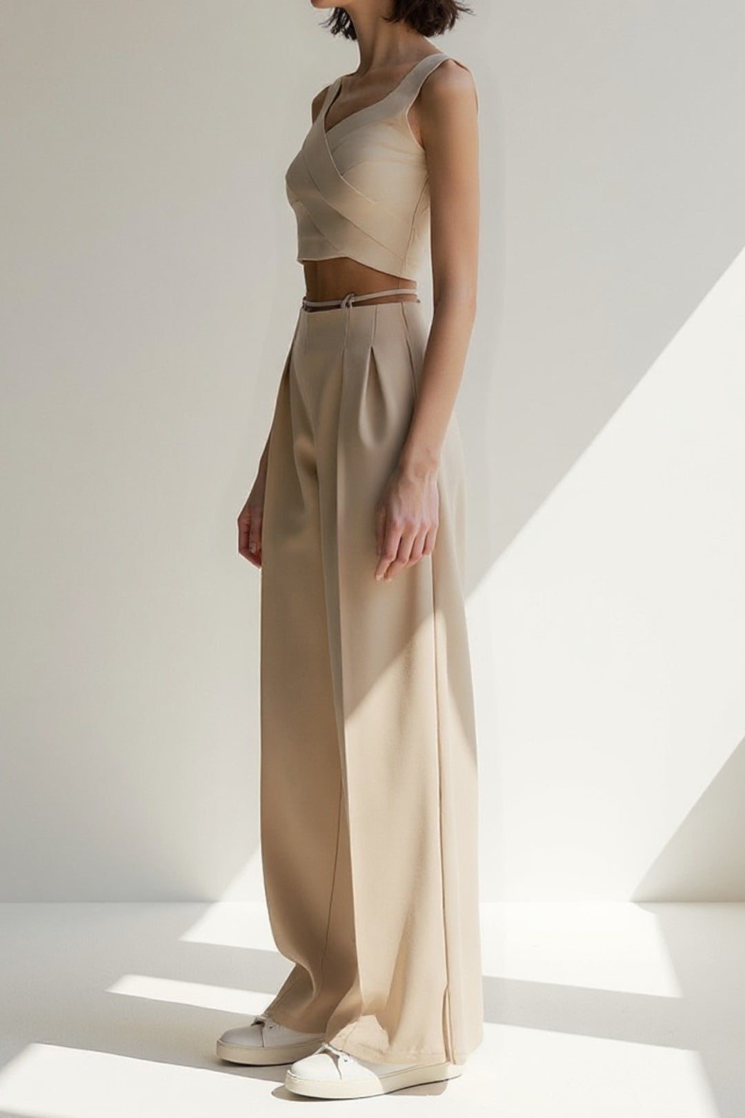 Wide-leg trousers with a thin belt | Elegant pleats | Sophisticated design