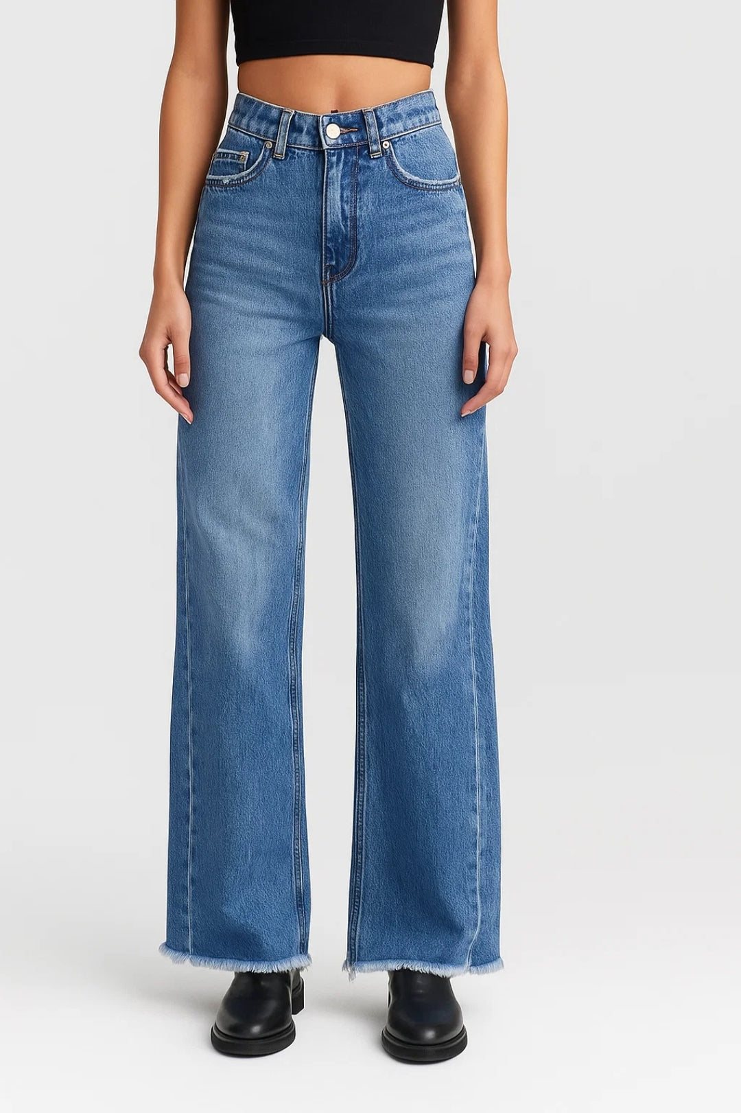 High-waisted jeans with frayed hem and wide leg | Casual style with character