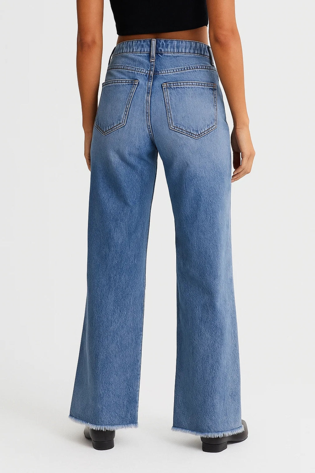High-waisted jeans with frayed hem and wide leg | Casual style with character